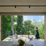 Průhled z kuchyně 1.NP na boční terasu. Foto: BoysPlayNice