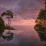 Pohled přes hranu bazénu na Pacifik. Foto: BoysPlayNice