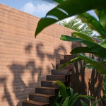 Detail fasády a cortenových schodů. Foto: BoysPlayNice