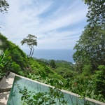 Pohled přes hranu bazénu na Pacifik. Foto: BoysPlayNice