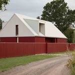 Červeně natřené dřevěné stěny a bílá střecha z vlnitého plechu tvoří základ pro „odvážný a osobitý“ exteriér House Comet. Rodinného domu v lotyšské Rize, který navrhlo místní architektonické studio Gaiss. Foto: Madara Kuplā Červeně natřené dřevěné stěny a bílá střecha z vlnitého plechu tvoří základ pro „odvážný a osobitý“ exteriér House Comet. Rodinného domu v lotyšské Rize, který navrhlo místní architektonické studio Gaiss. Foto: Madara Kuplā