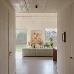 V lineárním uspořádání budovy jsou obytné prostory uspořádány tak, aby postupně přecházely ze soukromých do sdílených prostor – z malých, kompaktních místností do velkých, otevřených společných prostor. Foto: Madara Kuplā V lineárním uspořádání budovy jsou obytné prostory uspořádány tak, aby postupně přecházely ze soukromých do sdílených prostor – z malých, kompaktních místností do velkých, otevřených společných prostor. Foto: Madara Kuplā