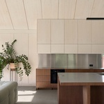 Na východní straně, u vchodu, se nacházejí ložnice a koupelny, na něž navazuje velkorysý obývací prostor na celou výšku domu, který integruje kuchyň. Foto: Madara Kuplā Na východní straně, u vchodu, se nacházejí ložnice a koupelny, na něž navazuje velkorysý obývací prostor na celou výšku domu, který integruje kuchyň. Foto: Madara Kuplā