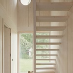 Vstupní hala slouží jako centrální komunikační uzel, který propojuje všechny zóny domu – obě patra, přední nádvoří a zahradu. Tento prostor otevírá celý průřez budovy a vizuálně i fyzicky propojuje interiér se zahradou. Foto: Madara Kuplā Vstupní hala slouží jako centrální komunikační uzel, který propojuje všechny zóny domu – obě patra, přední nádvoří a zahradu. Tento prostor otevírá celý průřez budovy a vizuálně i fyzicky propojuje interiér se zahradou. Foto: Madara Kuplā