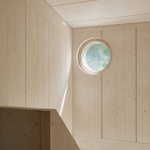 Otvory na místech ne zrovna očekávaných skvěle prosvětlují očekávatelně šerá místa. Je to chytrý způsob, jak prosvětlit hluché prostory a spojnice uvnitř domu. Foto: Madara Kuplā Otvory na místech ne zrovna očekávaných skvěle prosvětlují očekávatelně šerá místa. Je to chytrý způsob, jak prosvětlit hluché prostory a spojnice uvnitř domu. Foto: Madara Kuplā