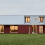 House Comet je moderním pojetím, architektonickým převyprávěním tradiční lotyšské stodoly. Návrh je silně inspirovaným okolím, protože stojí stranou ruchu, v místech, kde se setkává městský a venkovský styl. Foto: Madara Kuplā House Comet je moderním pojetím, architektonickým převyprávěním tradiční lotyšské stodoly. Návrh je silně inspirovaným okolím, protože stojí stranou ruchu, v místech, kde se setkává městský a venkovský styl. Foto: Madara Kuplā