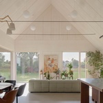 Dřevěné panely v interiéru jsou ponechány odkryté a natřeny bílou barvou pro stěny a stropy. Foto: Madara Kuplā Dřevěné panely v interiéru jsou ponechány odkryté a natřeny bílou barvou pro stěny a stropy. Foto: Madara Kuplā