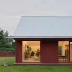 Zvenku byly červeně natřené dřevěné prkna spodní části natřeny sytě červeným odstínem, který odkazuje na červené stodoly běžné ve Švédsku. Lotyšští majitelé domu tam v zimě jezdí lyžovat, a zimní pohodu si tak připomínají po celý rok. Foto: Madara Kuplā Zvenku byly červeně natřené dřevěné prkna spodní části natřeny sytě červeným odstínem, který odkazuje na červené stodoly běžné ve Švédsku. Lotyšští majitelé domu tam v zimě jezdí lyžovat, a zimní pohodu si tak připomínají po celý rok. Foto: Madara Kuplā