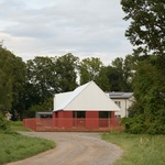 House Comet je bydlením pro mladou a kreativní rodinu v zelené, odlehlé čtvrti Rigy poblíž řeky Daugavy. Foto: Madara Kuplā House Comet je bydlením pro mladou a kreativní rodinu v zelené, odlehlé čtvrti Rigy poblíž řeky Daugavy. Foto: Madara Kuplā