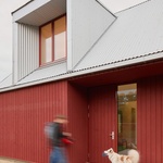 Masivní dřevěná panelová konstrukce kombinuje konstrukční a estetickou kvalitu. Foto: Madara Kuplā Masivní dřevěná panelová konstrukce kombinuje konstrukční a estetickou kvalitu. Foto: Madara Kuplā