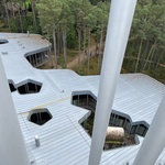 Fasáda objektu tvoří skleněné panely a plech. Foto: Josef Matyska