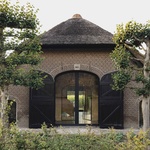 Stodola z 19. století se proměnila na současné bydlení. Punc minulosti zůstal, dílo korunuje schodiště. Foto: Alex Baxter