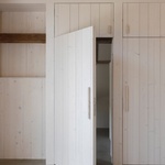 Stodola z 19. století se proměnila na současné bydlení. Punc minulosti zůstal, dílo korunuje schodiště. Foto: Alex Baxter