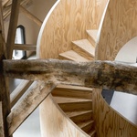 Stodola z 19. století se proměnila na současné bydlení. Punc minulosti zůstal, dílo korunuje schodiště. Foto: Alex Baxter