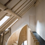 Stodola z 19. století se proměnila na současné bydlení. Punc minulosti zůstal, dílo korunuje schodiště. Foto: Alex Baxter