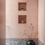 Uvnitř pokračuje spojení s přírodou, a to díky použití leštěných omítnutých stěn, stropů z překližky a mikrocementové podlahy, která dodává nemovitosti přirozený a odlehčený vzhled. Foto: Unique Homestays