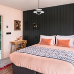 Hlavní ložnice s vlastní koupelnou se nachází na jednom konci domu a další dvě ložnice se nacházejí v mírně nižším patře na opačném konci pozemku. Foto: Unique Homestays