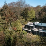 Highcliff se nachází na nezpevněné úvozové cestě, zasazené do svahu. Najdeme ho vedle lesa, který už spadá do ochranného pásma Národního památkového fondu a organizace National Trust. Foto: Unique Homestays