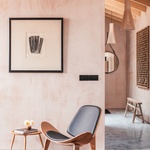 Pozemek představuje složitou konstrukční výzvu, protože část budovy podpírá cestu vedoucí podél ní a terén prudce klesá. To bylo překonáno použitím opěrných zdí v kombinaci s lehkou ocelovou konstrukcí. Foto: Unique Homestays