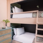 Dům, do kterého se vstupuje po schodech z úrovně cesty, nabízí velký otevřený obývací pokoj, jídelnu a kuchyňský prostor, tři ložnice a dvě koupelny. Foto: Unique Homestays