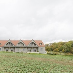 Ve Friedrichsruhe, kde se otevřená zemědělská krajina setkává s mírně zalesněnými kopci, byl postaven venkovský dům jako dvojice propojených obydlí. Foto: Sebastian Schels