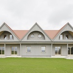 Okna jsou pečlivě navržena v poměru ke každé místnosti. Denní světlo a solární zisky jsou vyvážené, nikoli maximalizované. Díky této citlivé proporci nebylo nutné použít žádné vnější stínicí prvky. Foto: Sebastian Schels