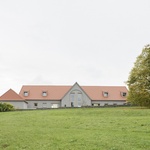 Velmi jednoduchými prostředky zde vznikl silný pocit prostoru a atmosféry. Hlavní myšlenkou bylo navrhnout dům, který funguje sám o sobě. Foto: Sebastian Schels