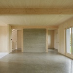 Bez složitých technických systémů, bez neustálé regulace a bez potřeby průběžných úprav. Dům, který se opírá o materiály prověřené mnoha generacemi a o jasnou, přímočarou konstrukci. Foto: Sebastian Schels