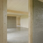 Stěny, stropy i střešní plochy vytvářejí klidný a světlý charakter interiéru. Všechny povrchy zůstávají přiznané; nic není skryto za obklady. Atmosféra místností vychází přímo ze samotných materiálů. Foto: Sebastian Schels