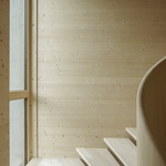 Díky tomu zůstávají místnosti v létě příjemně chladné a v zimě komfortně teplé — bez dodatečné námahy či technické regulace. Foto: Sebastian Schels