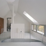 Lodžie propouští světlo dvěma posuvnými střešními okny a transformuje to, co by bývalo zbytkovým půdním prostorem, na obytné místnosti. Foto: Maxime Delvaux