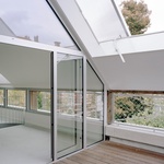 V nejistém ekologickém a ekonomickém kontextu intervence odmítá fixní program s jedním využitím a upřednostňuje zdrženlivou a čitelnou architektonickou strategii. Foto: Maxime Delvaux