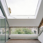 Obě přístavby jsou postaveny ze dřeva, což přispívá k ekologickému závazku projektu a zároveň k jeho evolutivnosti. Foto: Maxime Delvaux