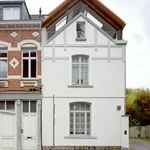 Tři vertikální cirkulační jádra ukotvují intervenci, strukturální rozhodnutí, které formuje vše, co následuje. Foto: Maxime Delvaux