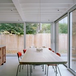 Nejedná se o spekulativní flexibilitu – jde o záměrný architektonický řád, který předvídá změnu, aniž by ji předepisoval. To je právě ta podstata onoho &bdquo;evolutivního&ldquo; vývoje stavby. Foto: Maxime Delvaux