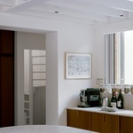 Přístavba v přízemí a zvýšená střecha s integrovanou lodžií rozšiřují užitnou plochu a zároveň zachovávají vizuální kontinuitu se stávající konstrukcí. Foto: Maxime Delvaux