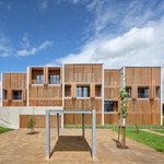 Pohled jižní, otevřené lamelové okenice. Foto: BoysPlayNice Pohled jižní, otevřené lamelové okenice. Foto: BoysPlayNice