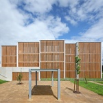 Pohled jižní, otevřené lamelové okenice. Foto: BoysPlayNice Pohled jižní, otevřené lamelové okenice. Foto: BoysPlayNice