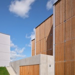 Pohled jihovýchodní, uzavřené lamelové okenice. Foto: BoysPlayNice Pohled jihovýchodní, uzavřené lamelové okenice. Foto: BoysPlayNice