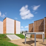 Pohled jižní, uzavřené lamelové okenice. Foto: BoysPlayNice Pohled jižní, uzavřené lamelové okenice. Foto: BoysPlayNice