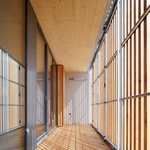 Předsunutá pavlač s okenicemi. Foto: BoysPlayNice Předsunutá pavlač s okenicemi. Foto: BoysPlayNice