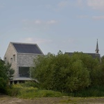 Kaskádový dům na hrázi. Novostavba, která se uměla usadit. Foto: MWA Hart Nibbrig