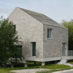 Kaskádový dům na hrázi. Novostavba, která se uměla usadit. Foto: MWA Hart Nibbrig