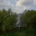 Kaskádový dům na hrázi. Novostavba, která se uměla usadit. Foto: MWA Hart Nibbrig