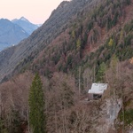 Chata nad jezerem Uri má respekt ke krajině, ale taky sílu vlastních nápadů. Foto: Matej Hakár