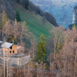 Chata nad jezerem Uri má respekt ke krajině, ale taky sílu vlastních nápadů. Foto: Matej Hakár