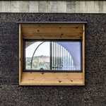 Architekti ze studia Madeiguincho se rozhodli ponechat dveře kontejneru plně ovladatelné, aby umožnili přímé spojení s prostředím, pokud to počasí dovolí. Foto: Madeiguincho, Joao Caranca