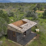 Každé architektonické studio se, ať už přiznaně nebo skrytě, snaží profilovat v nějaké oblasti. A Madeiguincho se počítají k těm, jejichž specializací jsou nejrůznější obydlí kategorie tiny house. Foto: Madeiguincho, Joao Caranca