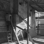 Nová struktura, definuje možnost lehkého konstrukčního jádra, které mezi zděděnými pevnými zdmi může volně tvarovat prostor. Foto: Pedro galvão lucas