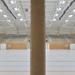Pohled pod galerií na tribuny. Foto: BoysPlayNice